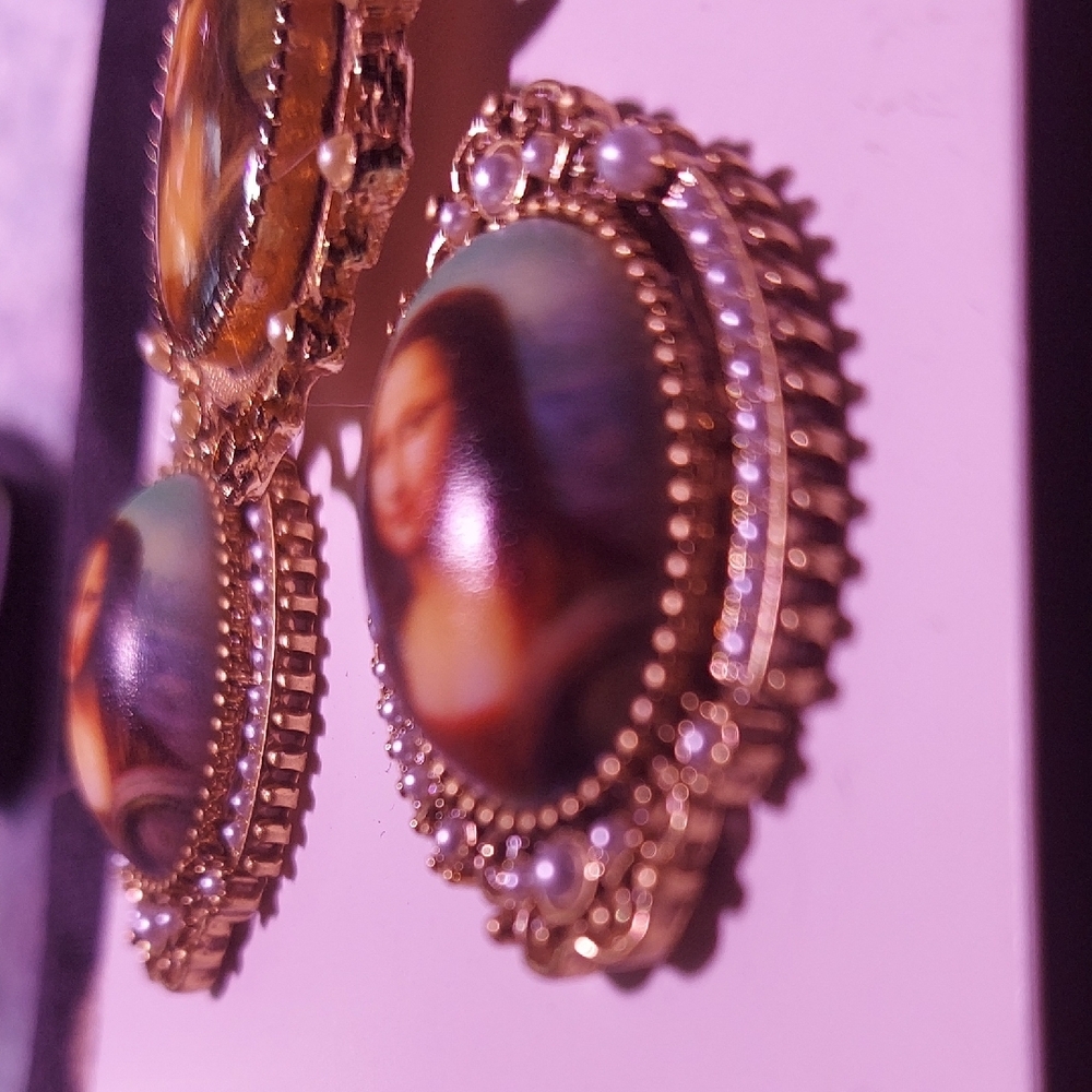 Elegant Gold Mona Lisa Brooch Set - Picture 3 of 3